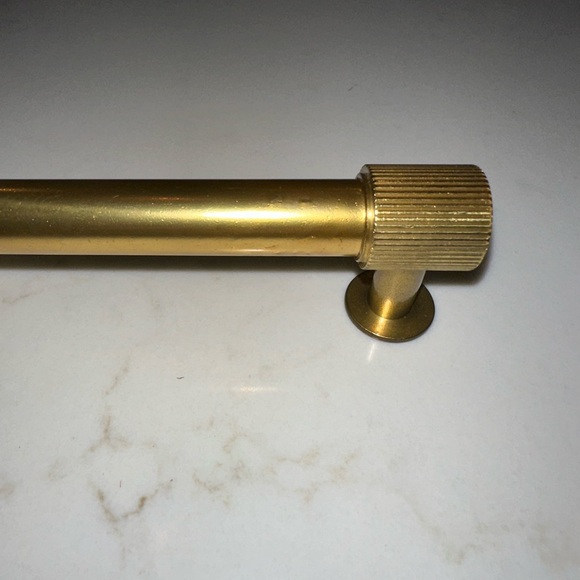 Assorted cabinet hardware - Picture 3 of 12